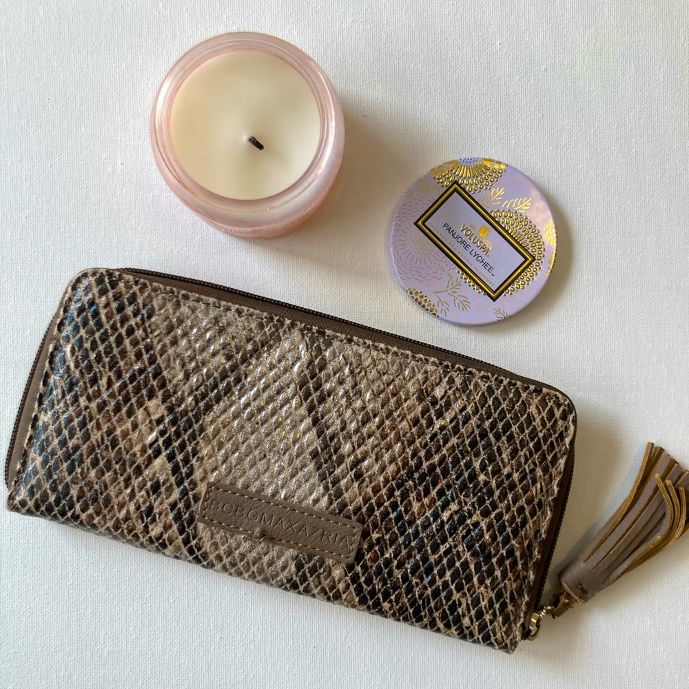 NWT | BCBG snake pattern zipper closure wallet